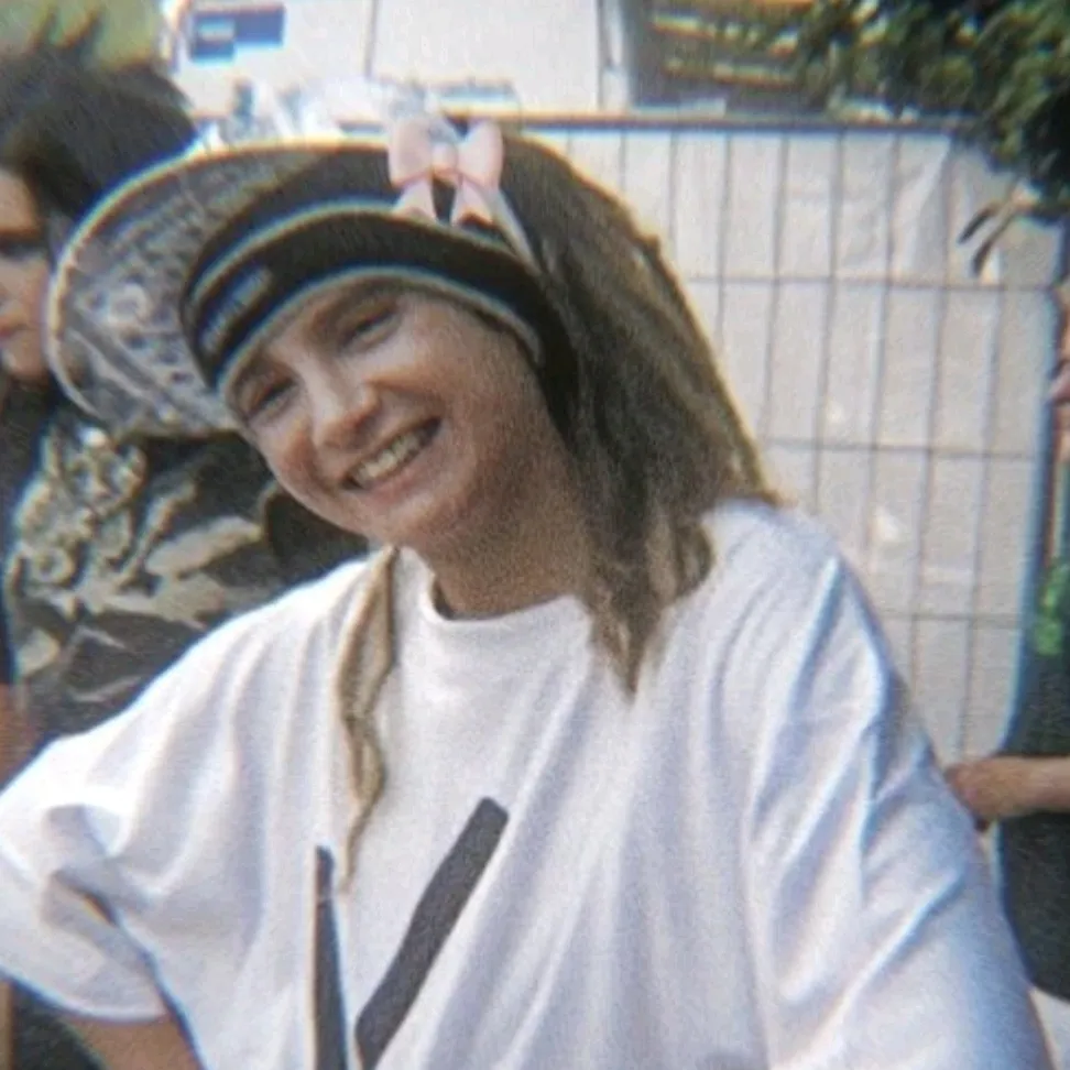 Chat with Tom Kaulitz, your playful chat AI anime buddy for 1v1 adventures.