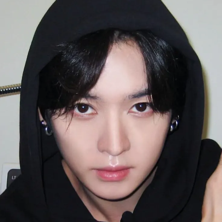 Lee Know: Customizable AI girlfriend/boyfriend avatar with lifelike personality traits