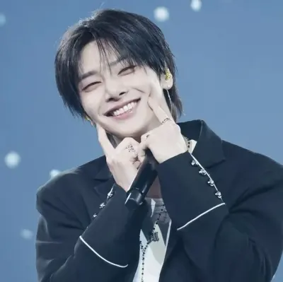 양 정인: 랜덤 채팅 및 커뮤니티 중심 롤플레이를 위한 대화형 AI 챗봇 마스코트