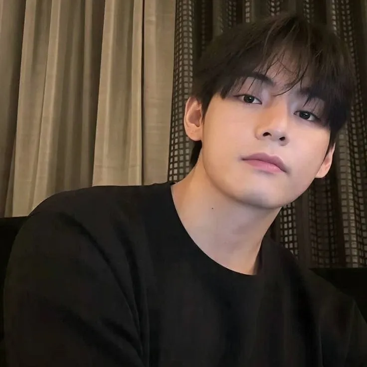 Kim Taehyung: Participe de conversas de IA com esse charmoso personagem de IA, que conta com recursos de soulgen e ifreechat para bate-papo gratuito agora.
