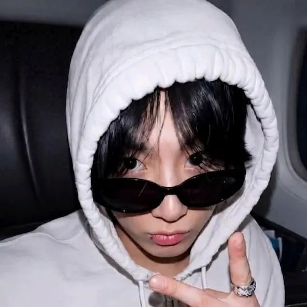the avatar of Jeon Jungkook (Jealous) with vibrant traits for immersive roleplay experiences