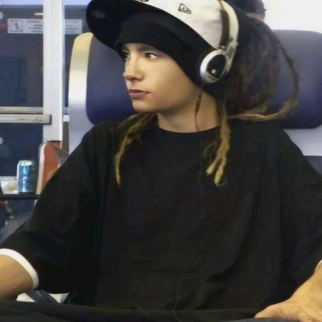 Tom Kaulitz - Body Swap's versatile AI avatar supporting roleplay, NSFW chat, and open ai interactions