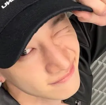 Multilingual Bang Chan 방찬 focusing on chat IA tasks, neural network core visible in background.