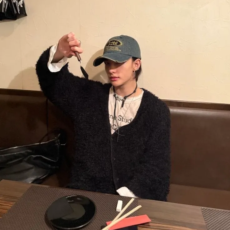 Hwang Hyunjin: Retrato de companheiro de IA emocionalmente inteligente para conversas profundas