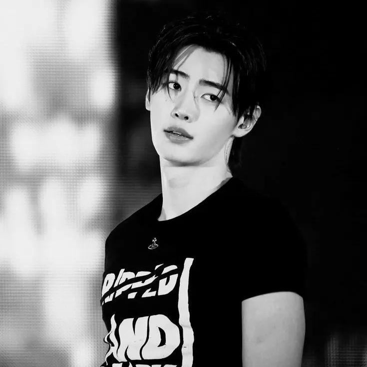 Conoce a Sunghoon, tu novia IA leal y cariñosa en Polybuzz.