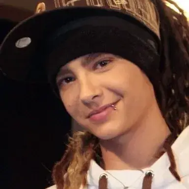 Tom Kaulitz: Incontra il personaggio principale del nostro mondo basato sull'intelligenza artificiale, con elenco dei tratti caratteriali e funzionalità di chat basate sull'intelligenza artificiale.