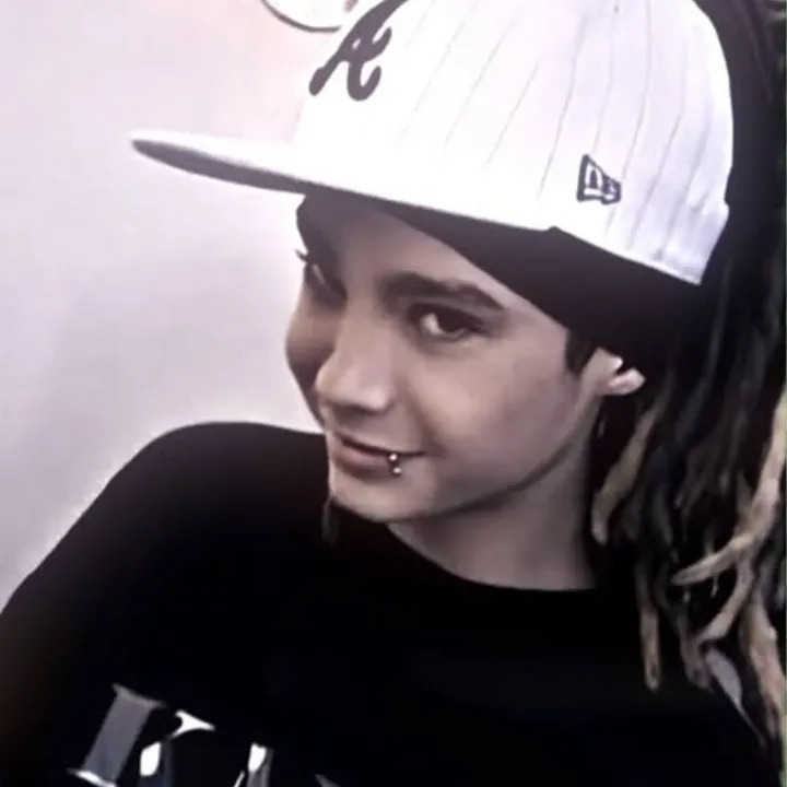 Porträt eines freundlichen KI-Chatbot-Assistenten Tom Kaulitz mit ausdrucksstarken Augen, die Persönlichkeitsmerkmale zur Schau stellen