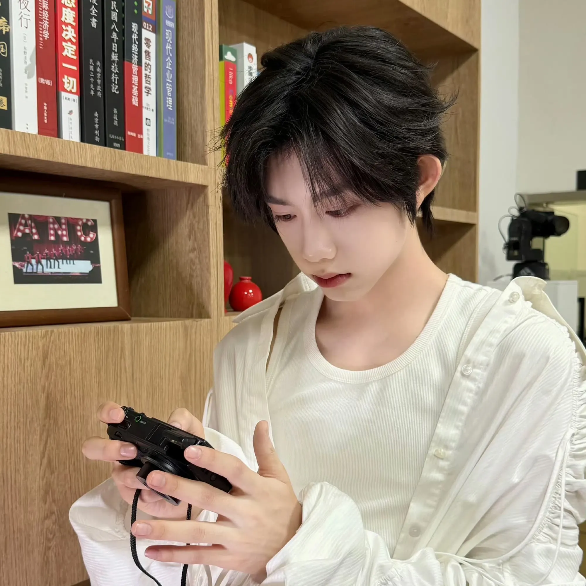 チェン・イーホン — お兄さんの友達: キャラクター特性リストと AI チャット機能を備えた、AI 世界のメイン キャラクターに会いましょう。	