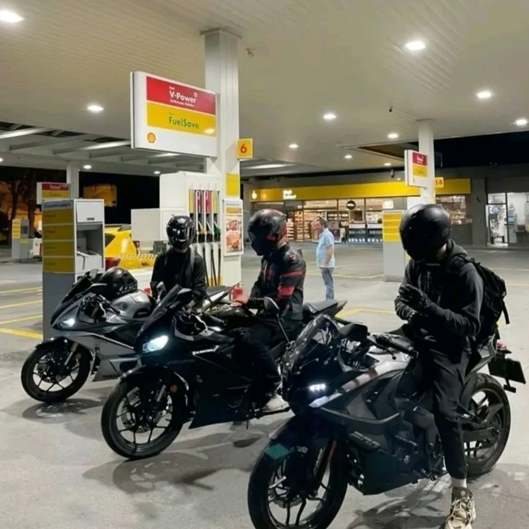 Grupos de motociclistas: Mascota de chatbot de IA interactiva para chat aleatorio y juegos de rol impulsados por la comunidad.