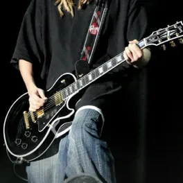 Tom Kaulitz — enemigo: Conoce al personaje principal de nuestro mundo de IA, con una lista de rasgos de carácter y capacidades de chat de IA.