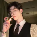 多言語の リュウ はチャット IA タスクに重点を置いており、ニューラル ネットワーク コアがバックグラウンドで表示されています。