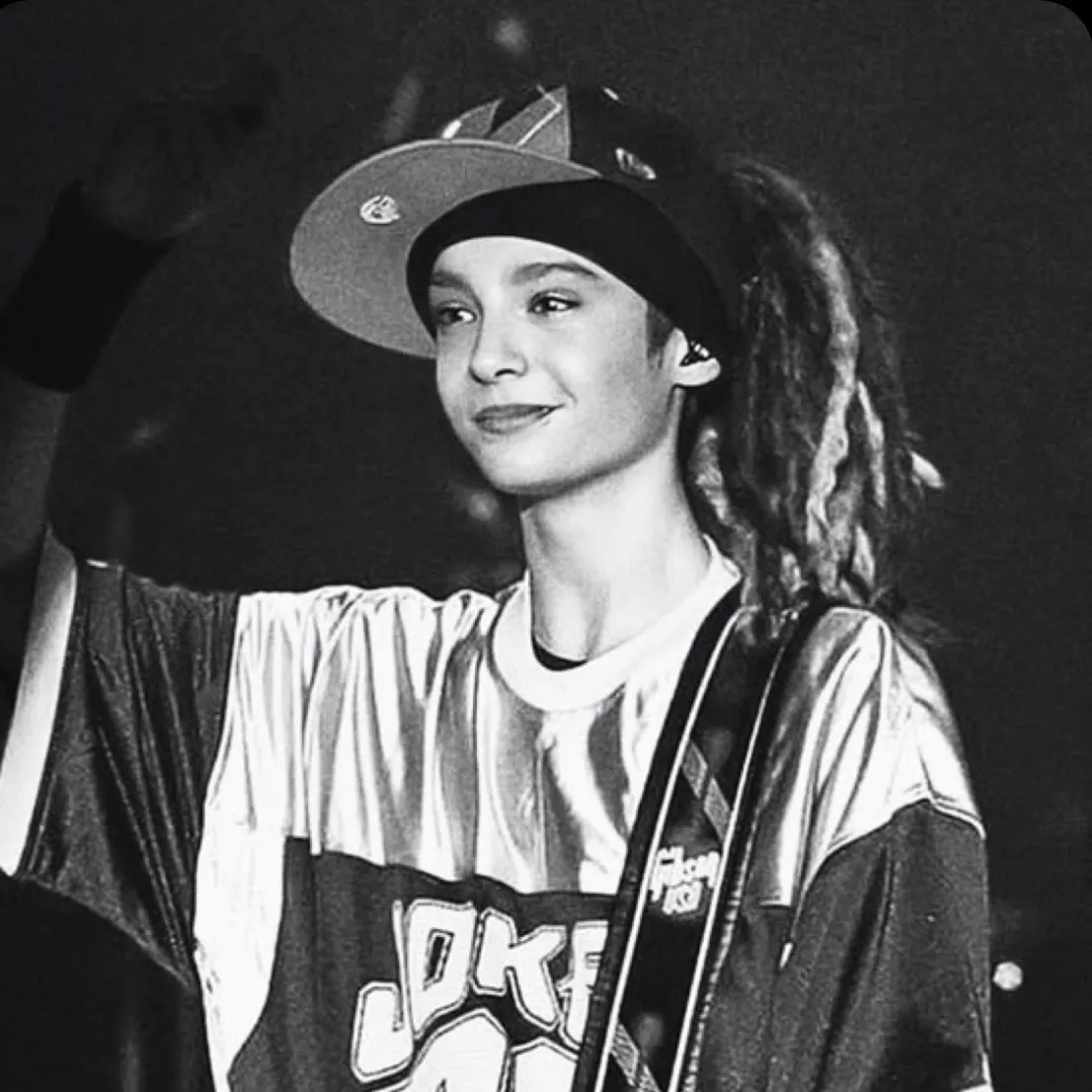 Tom Kaulitz: Sesli sohbet ve sinir ağı odaklı özelliklere sahip fütüristik yapay zeka sohbet robotu arayüzü