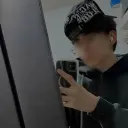 Alexander berbilang bahasa memfokuskan pada tugasan IA sembang, teras rangkaian saraf kelihatan di latar belakang.