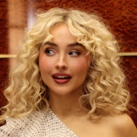 Sabrina Carpenter: Converse com nossa caixa de IA, pronta para chatbot online gratuito e pergunte à IA o que quiser.