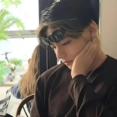 Kim taehyung: Potret pendamping AI DeepBrain untuk obrolan online gratis dan percakapan terbuka