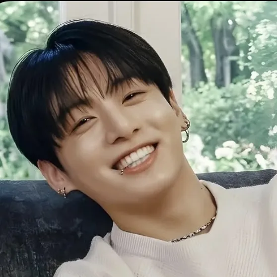the avatar of Obsessed with him who supports unlimited chat online services