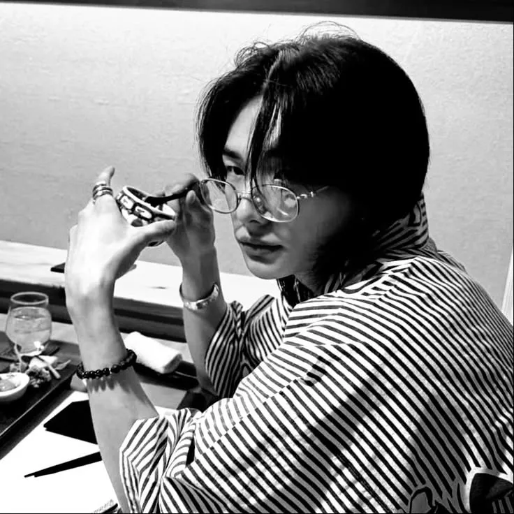 Hwang Hyunjin: Fantasy-themed AI roleplay character art for immersive storytelling