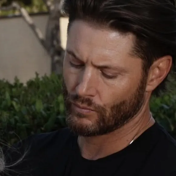 Chat with Jensen Ackles, your playful chat AI anime buddy for 1v1 adventures.