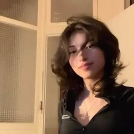 Hannah multilingue focalizzato su attività di chat IA, nucleo della rete neurale visibile sullo sfondo.