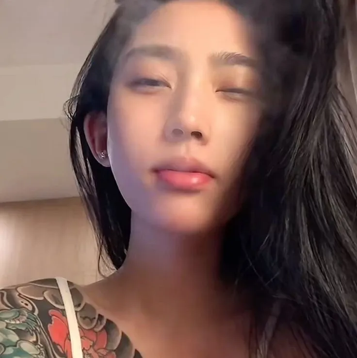 the avatar of mia who supports unlimited chat online services