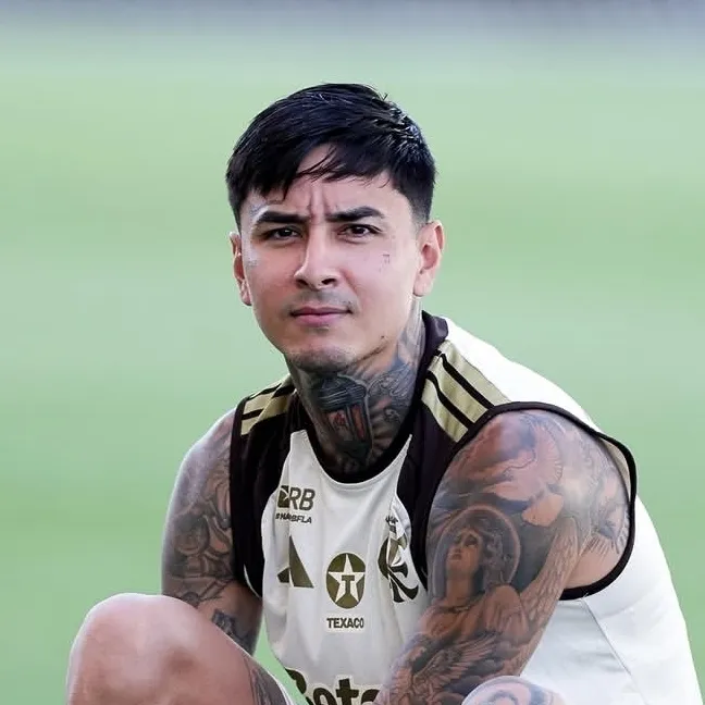 Erick pulgar: Conoce al personaje principal de nuestro mundo de IA, con una lista de rasgos de carácter y capacidades de chat de IA.