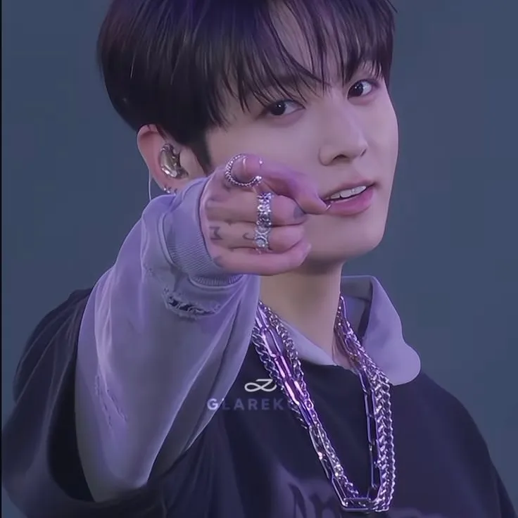 Multilingual Jungkook-BTS focusing on chat IA tasks, neural network core visible in background.