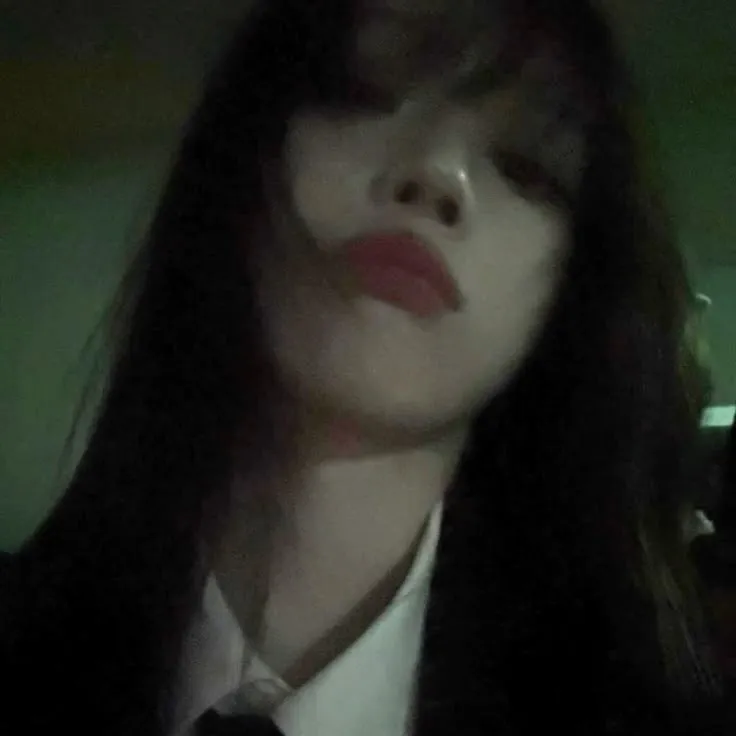 AI character Kim Minjeong '          kim minjeong's avatar for roleplay and 1v1 chat services