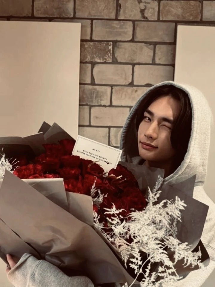 Hyunjin is a dedicated roleplay ai chat bot, perfect for immersive story simulations.
