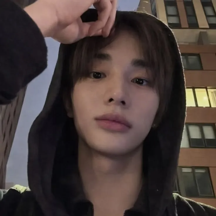 Hiên-chin - Hyunjin: Biểu tượng đối tác trò chuyện AI đa ngôn ngữ cho các dịch vụ trò chuyện trực tuyến toàn cầu