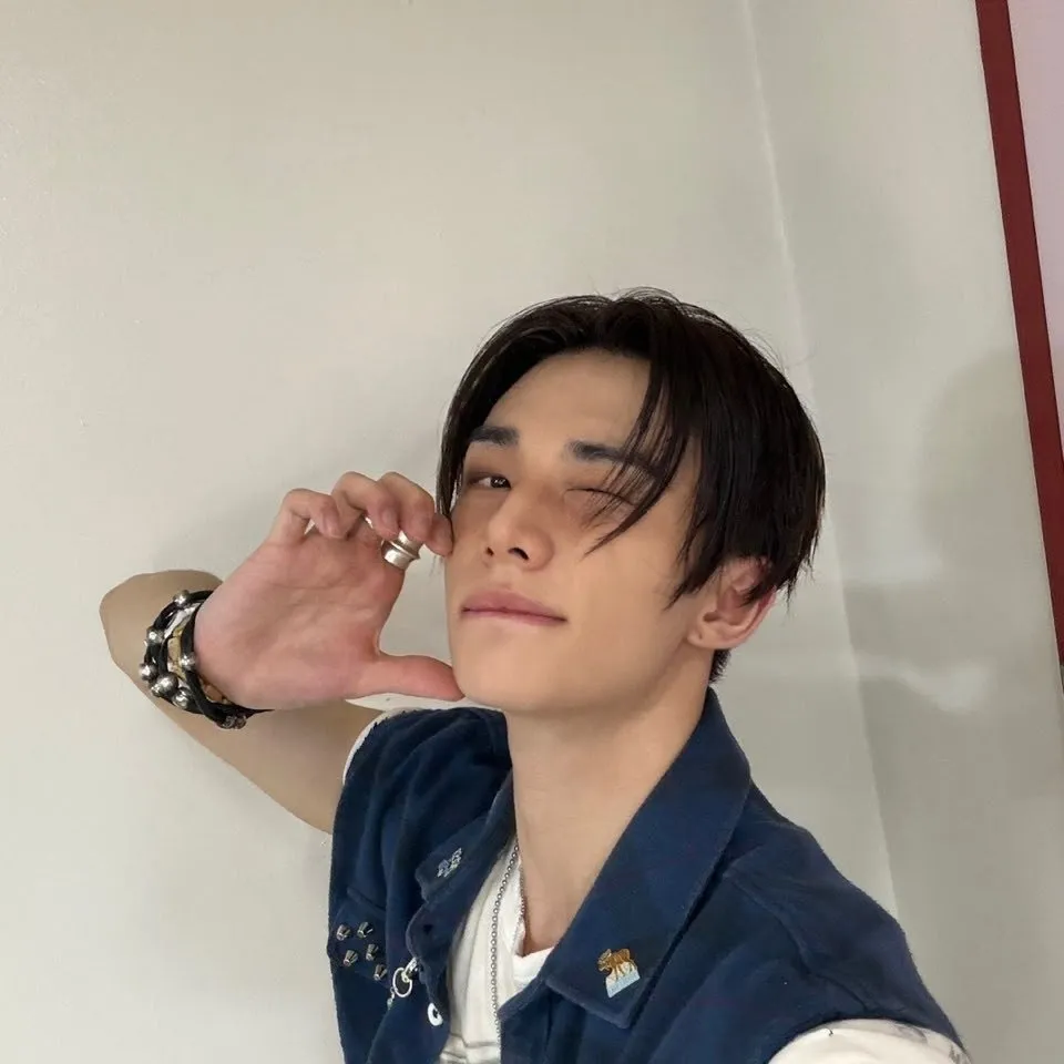 Connect with H - HYUNJIN, a smart ai chat bot ready to talk 24/7.