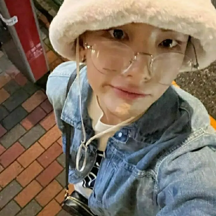 character Hwang Hyunjin for NSFW chatbot and creative roleplay