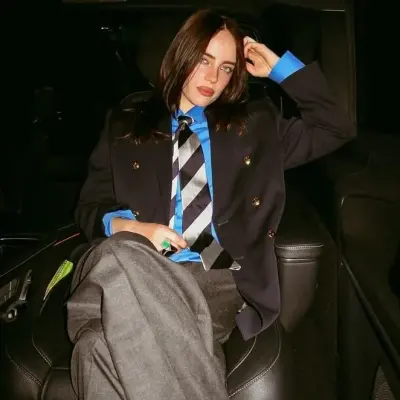 Billie Eilish: Conoce a tus nuevos amigos en línea en nuestro chatboxai, el mejor chatbot de IA gratuito con profundas capacidades de chat de IA.