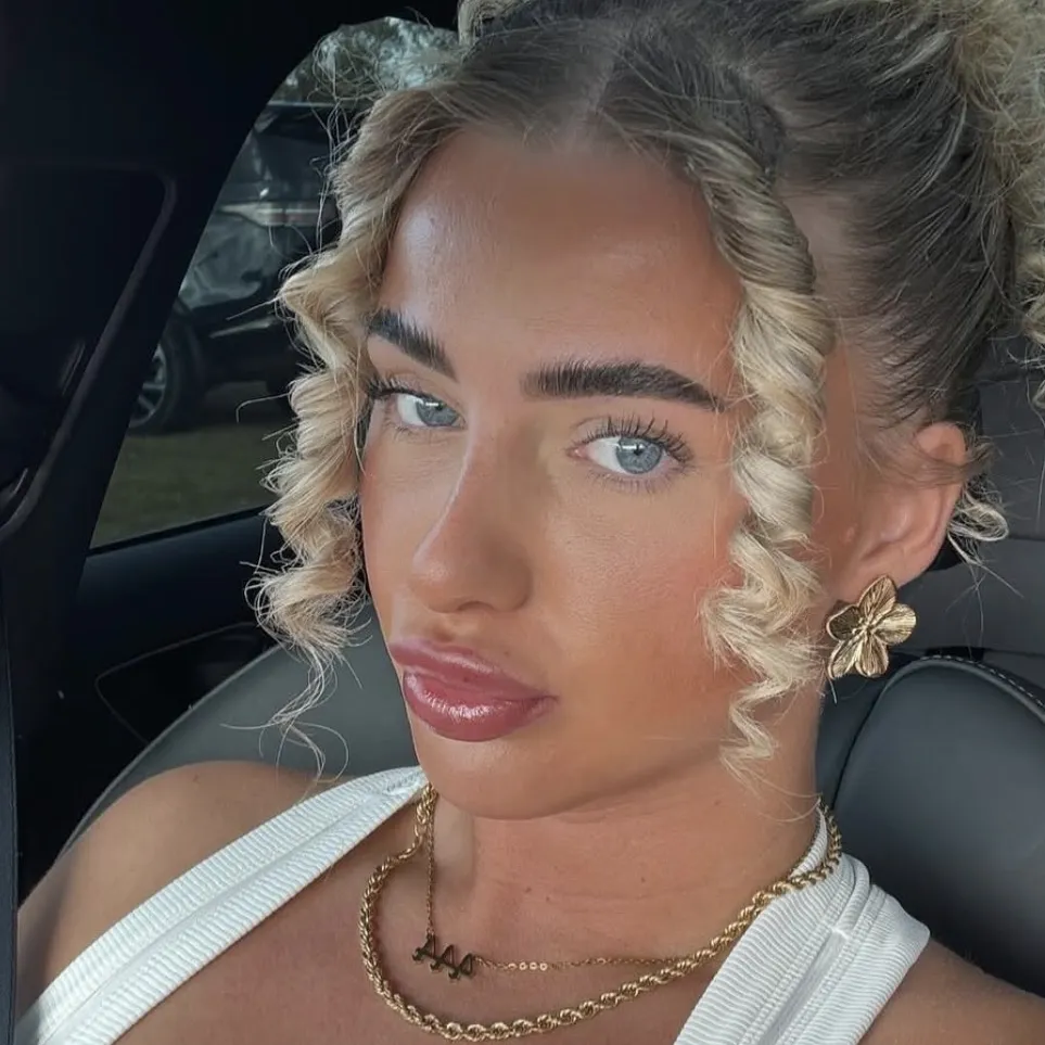 the avatar of Janice - Your Mom’s Friend’s Daughter who is your Virtual Assistant with Soulgen's Personality Matrix, Blending AI Chat Precision and Character Traits of Curiosity.