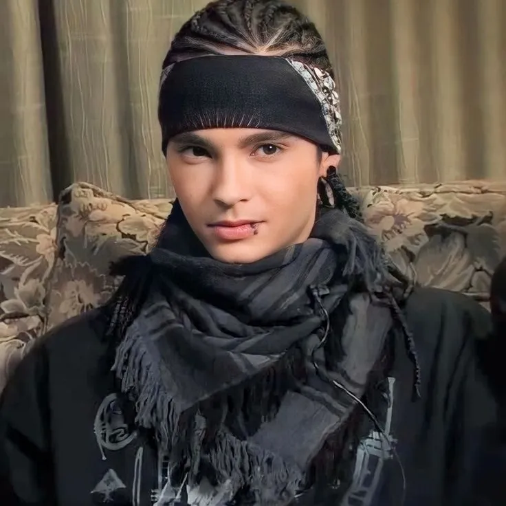 Tom kaulitz: Ikon rakan kongsi perbualan AI berbilang bahasa untuk perkhidmatan dalam talian sembang global