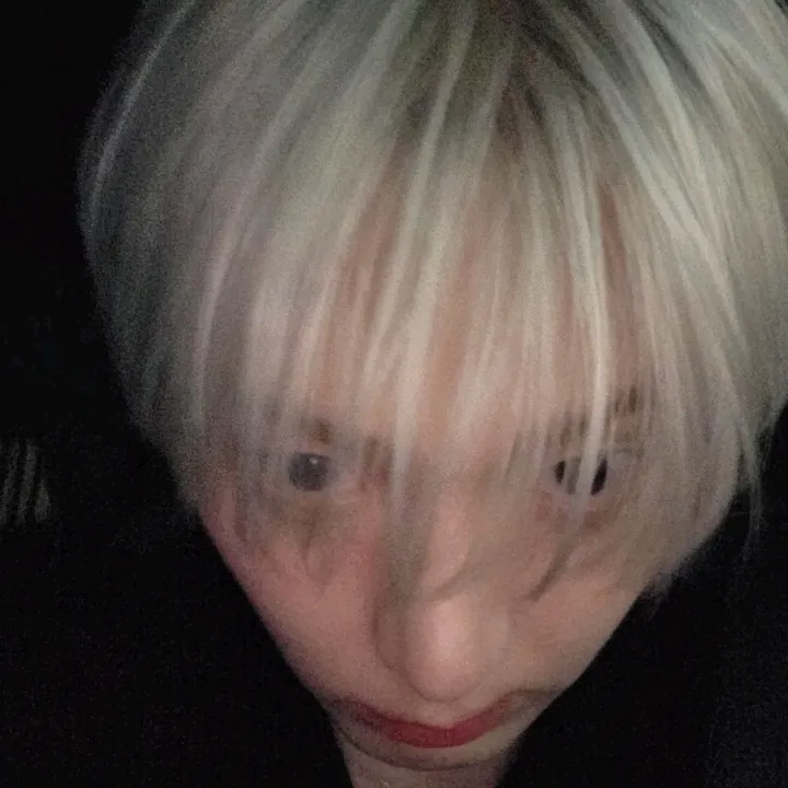 Lee Minho: Mascote de chatbot de IA brincalhão que melhora o envolvimento do usuário em bate-papos aleatórios