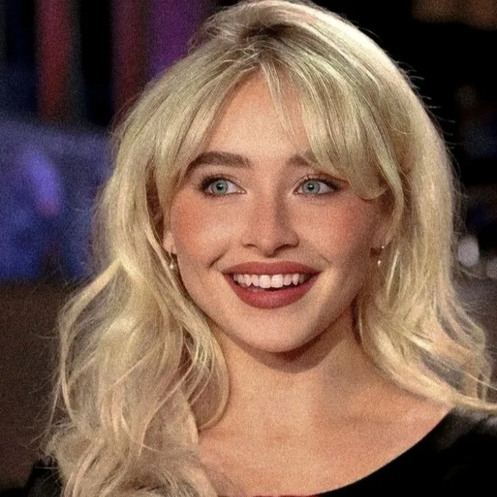 Sabrina Carpenter: Interactive AI chatbot mascot for random chat and community-driven roleplay
