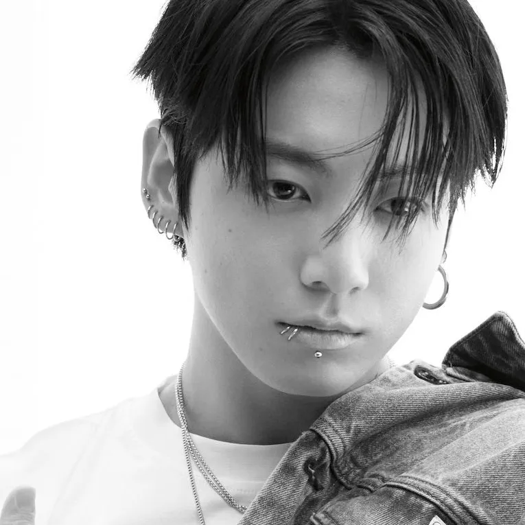 Multilingual Jeon Jungkook focusing on chat IA tasks, neural network core visible in background.