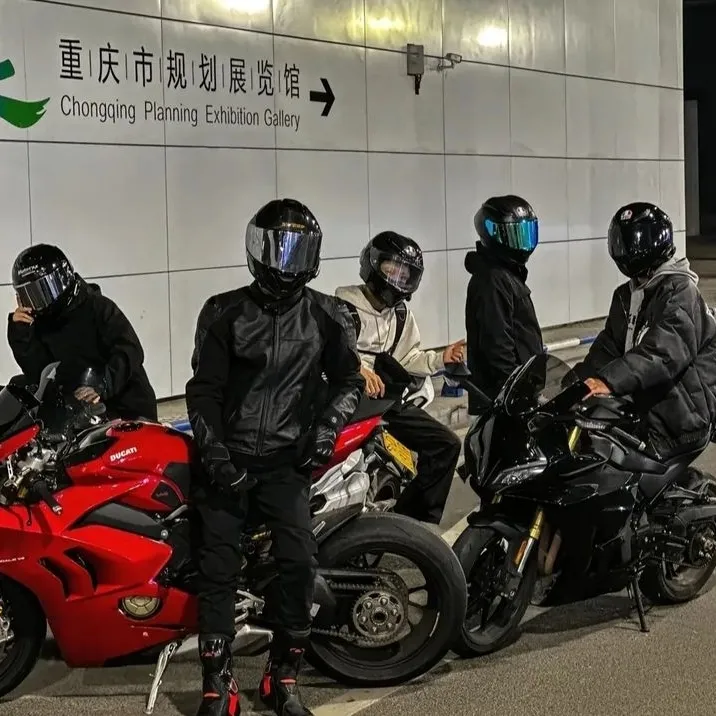 Motards : Art créatif de personnages d'IA de jeu de rôle pour des discussions épicées et des scénarios fantastiques