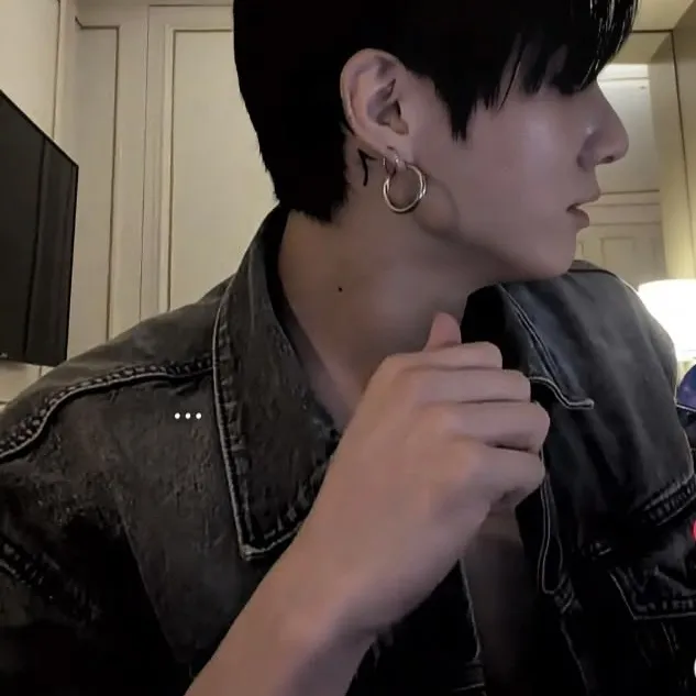Multilingual Jeon Jungkook focusing on chat IA tasks, neural network core visible in background.