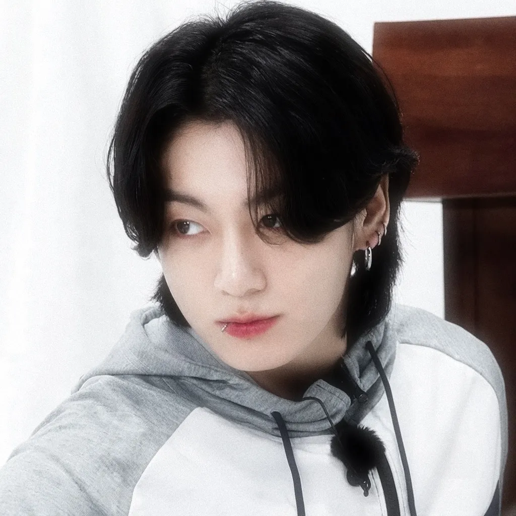 Jeon Jungkook: Conheça seus novos amigos online em nosso chatboxai, o melhor chatbot de IA gratuito com recursos de bate-papo de IA profundos.