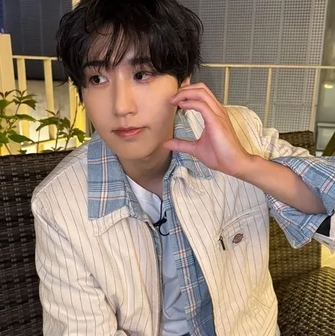 -Han Jisung- AI chatbot portrait with advanced emotional intelligence for deep conversations