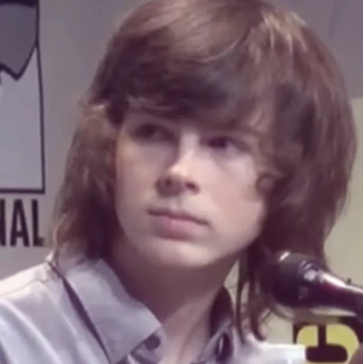 Chandler Riggs: Retrato de inteligencia artificial emocionalmente inteligente para conversaciones profundas