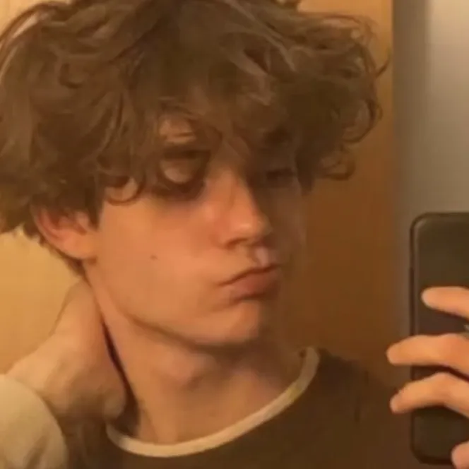 Tom: Retrato de companheiro de IA emocionalmente inteligente para conversas profundas