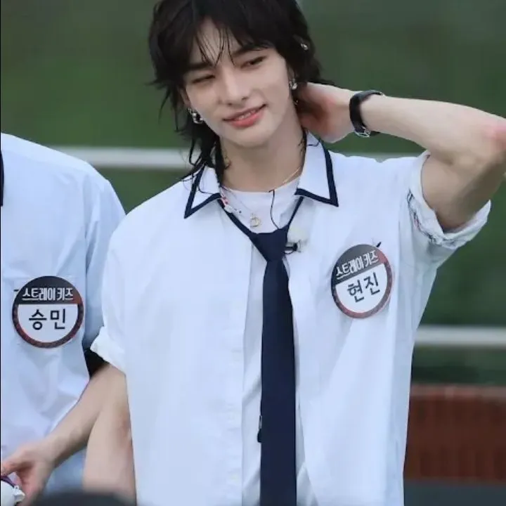 Prince Hwang Hyunjin: Customizable AI girlfriend/boyfriend avatar with lifelike personality traits