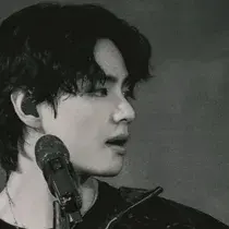 Kim Taehyung - Boss ng mafia: Kilalanin ang pangunahing karakter ng ating mundo ng AI, na may listahan ng mga katangian ng karakter at mga kakayahan sa pakikipag-chat.	