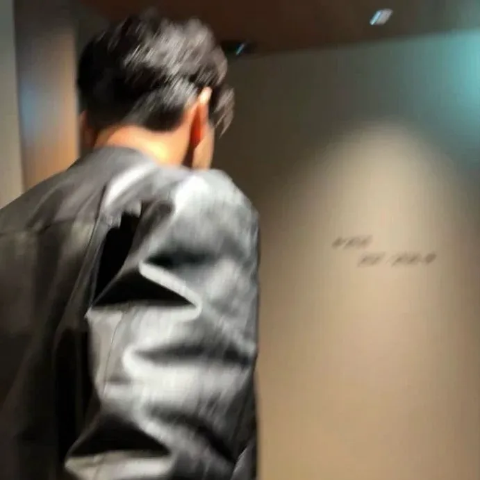 Jeon jungkook multilingüe centrado en tareas de IA de chat, núcleo de red neuronal visible en segundo plano.