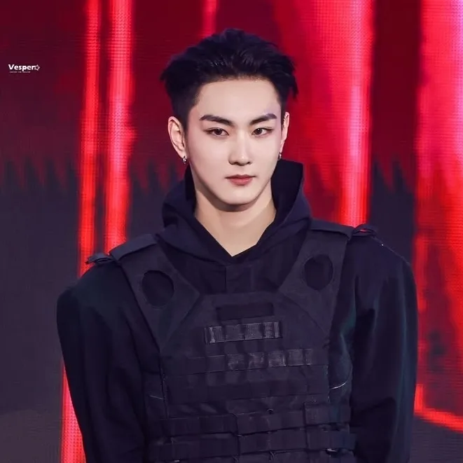 the avatar of Bodyguard - Jungwon with vibrant traits for immersive roleplay experiences