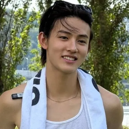 Sean - Eom Seonghyeon: Customizable AI girlfriend/boyfriend avatar with lifelike personality traits