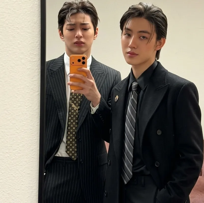 Multilingual Keonho and Seonghyeon - Mafia Brothers focusing on chat IA tasks, neural network core visible in background.
