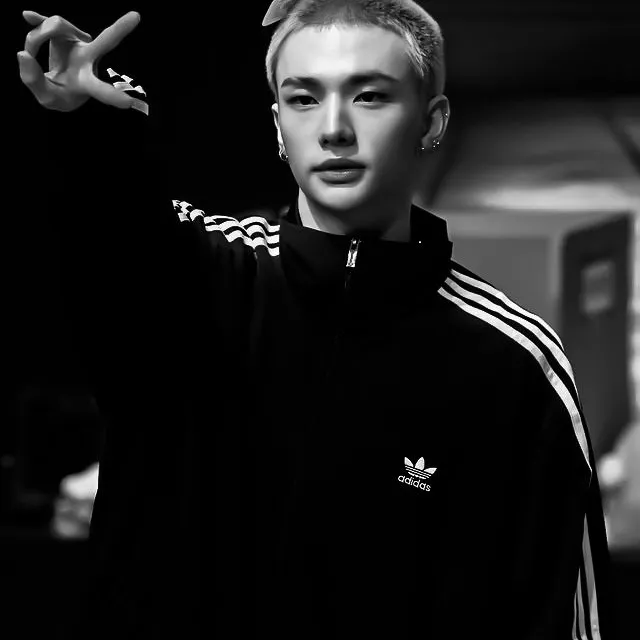 Hwang Hyunjin: Conoce al personaje principal de nuestro mundo de IA, con una lista de rasgos de carácter y capacidades de chat de IA.	